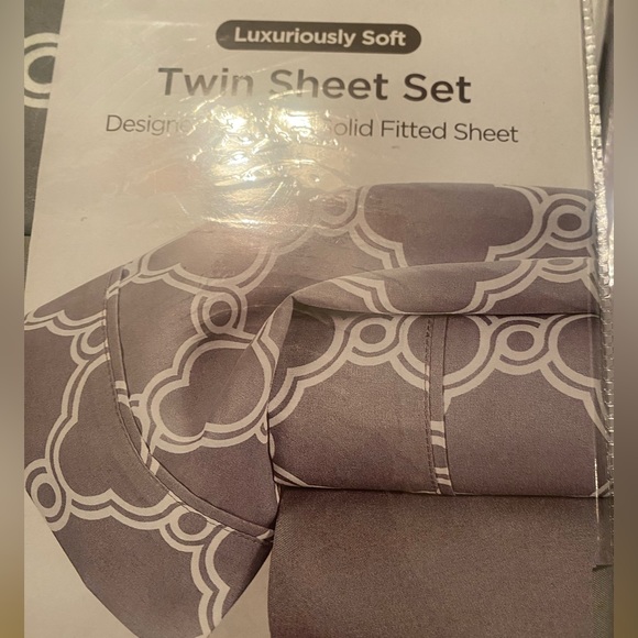 - Brand new twin sheet set - Picture 2 of 3